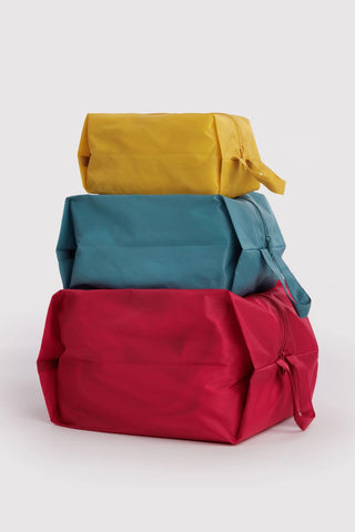 3d zip set of packing pouches in red, green, and yellow