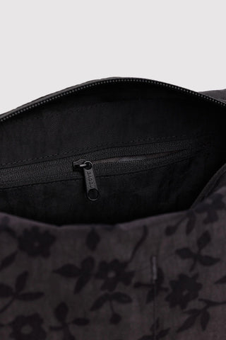 close up of zipper on baggu dopp kit with black floral pattern