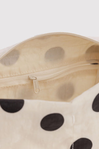 close up of zipper on baggu dopp kit with black and white polka dot pattern