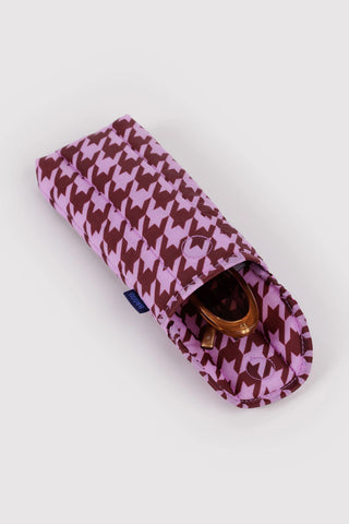 puffy glasses sleeve in pink houndstooth pattern opened with sunglasses inside on a light background