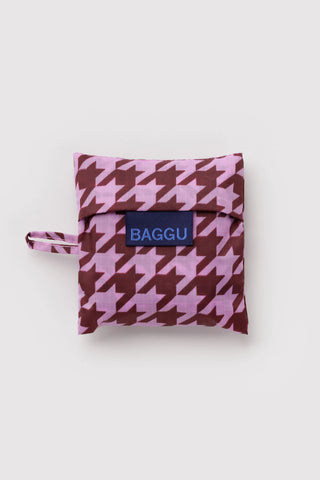 folded baggu with pink and brown houndstooth pattern