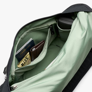 Bellroy Classic Messenger Bag Black