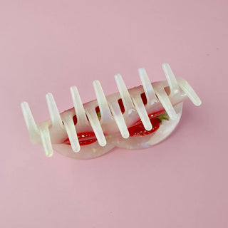Hair clip laying down to show its teeth