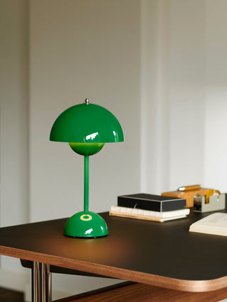 Flowerpot Portable Table Lamp VP9 Signal Green