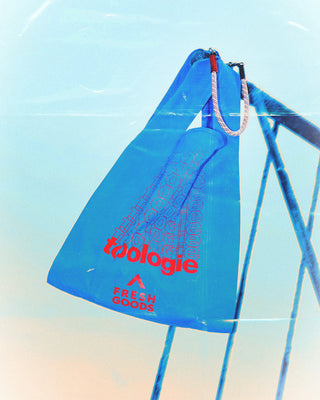 Blue bag with 'topologie' branding on a gradient background
