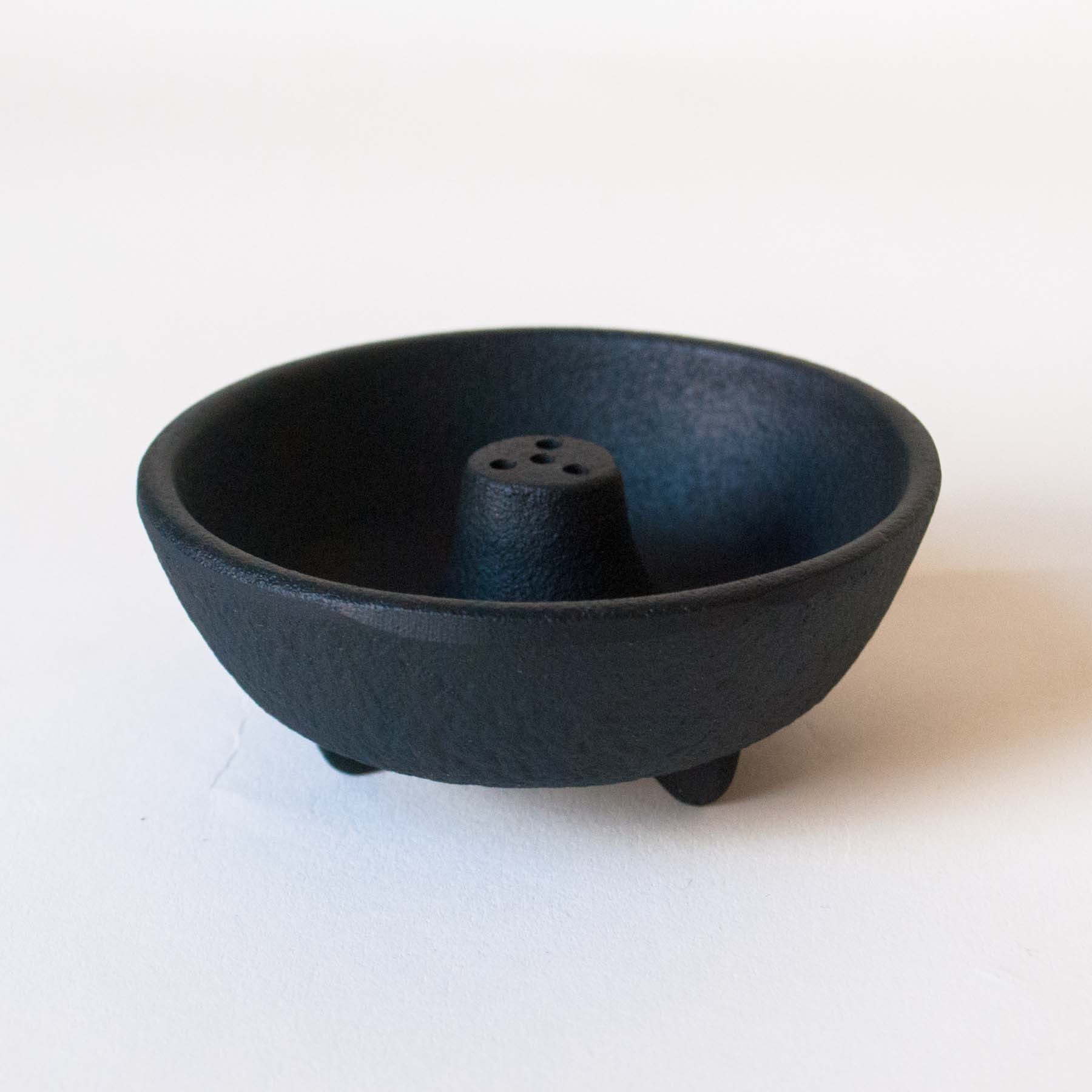 https://omoionline.com/cdn/shop/products/cast-iron-incense-burner-black-stick-urn-2.jpg?v=1704233508
